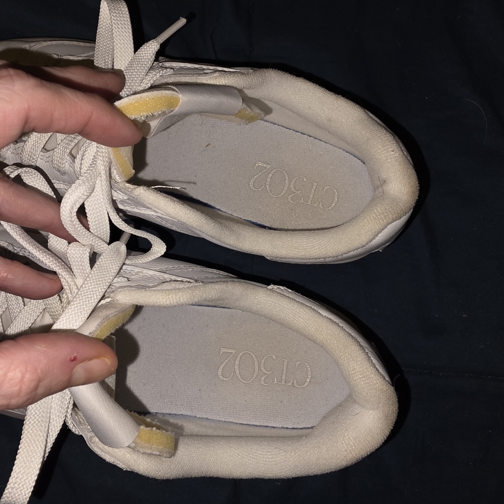 New Balance UnisecWhite Sneakers - Picture 5 of 9